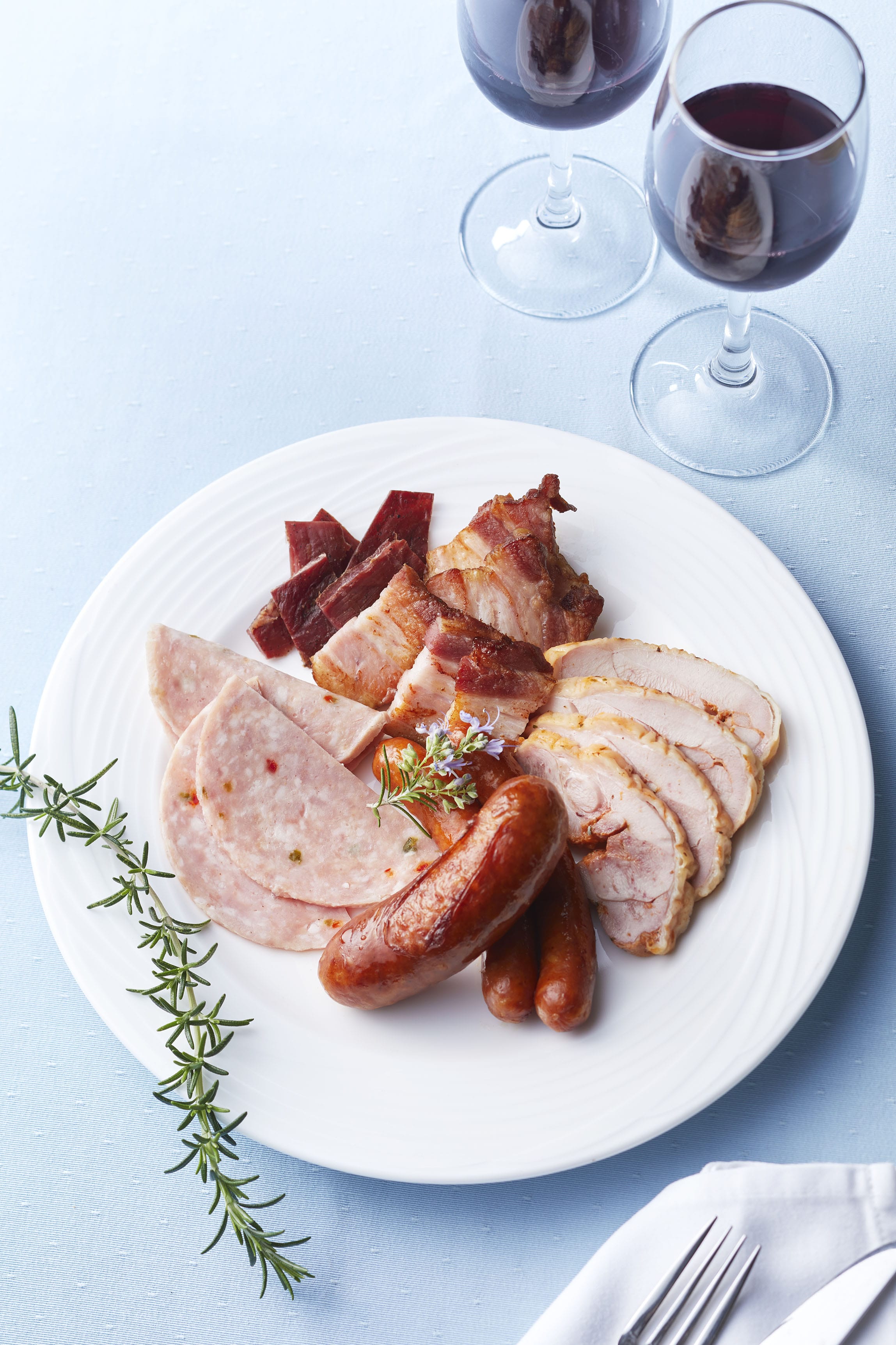 自社醸造の白ワイン「ナイアガラ」＆自家製スモーク4点セット 自社醸造の白ワイン「ナイアガラ」＆自家製スモーク4点セット