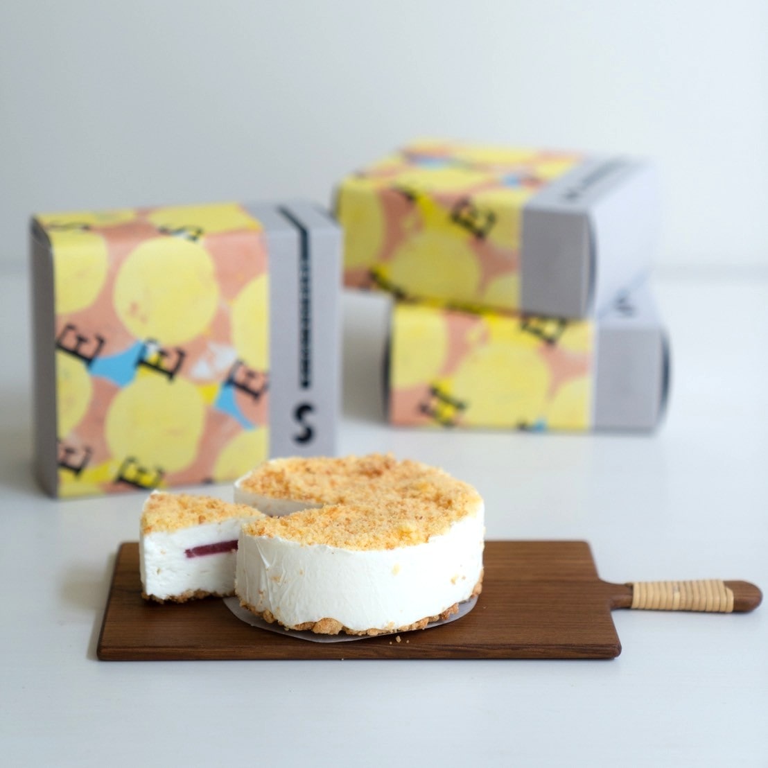 米糀チーズケーキとレアチーズケーキ(すもも)