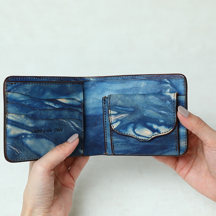 藍染レザーの二つ折り財布 カレ(濃藍)