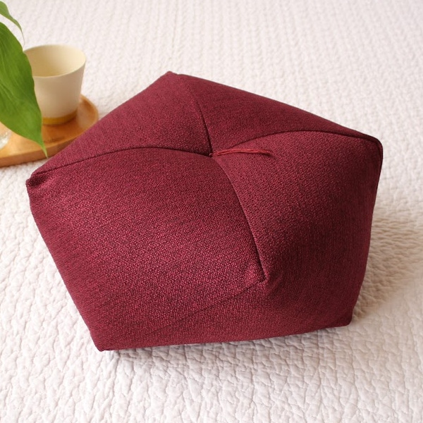はなあかり」を彩る「おじゃみ座布団 レッド」 洛中高岡屋(おじゃみ