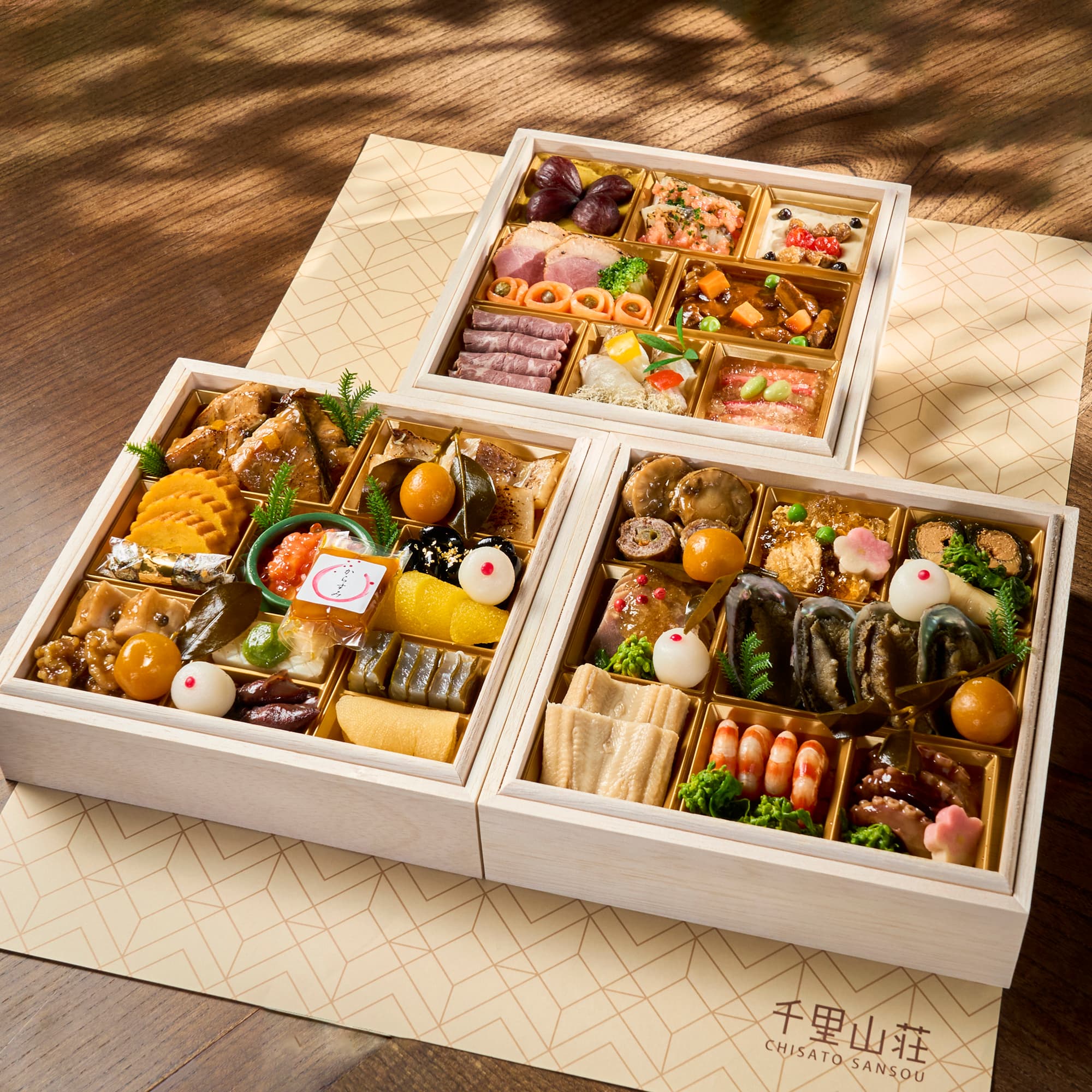 [千里山荘]おせち料理 和三段重 (4人前)