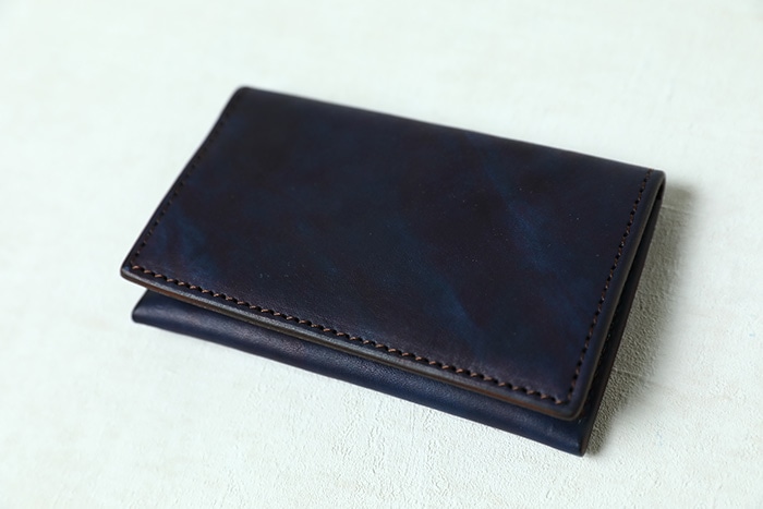 藍染レザーの薄型名刺入れ ポム(濃藍)