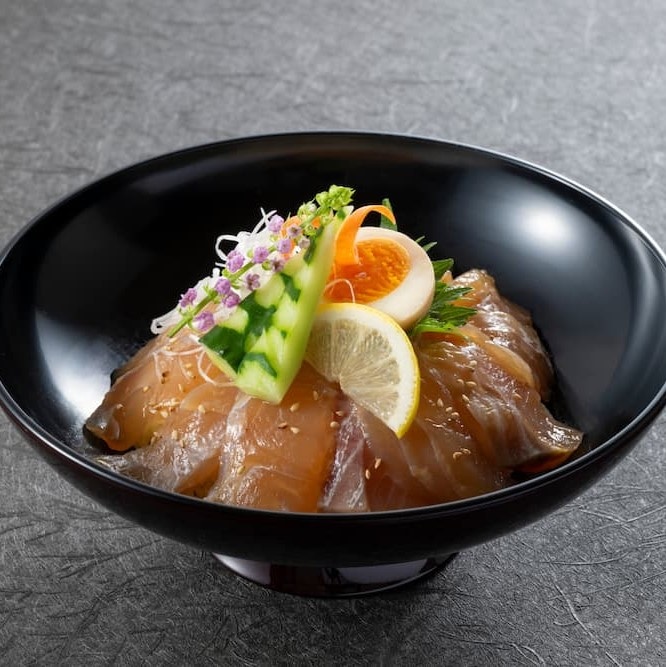 ご飯にのせるだけ!手軽に贅沢、白身魚の漬け丼