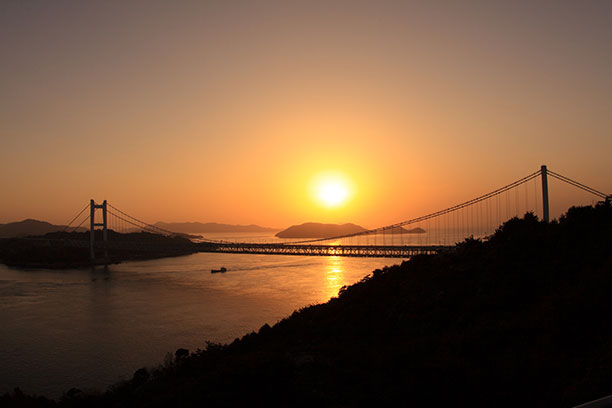 波穏やかな海に育まれた「宝石」のような多島美の世界