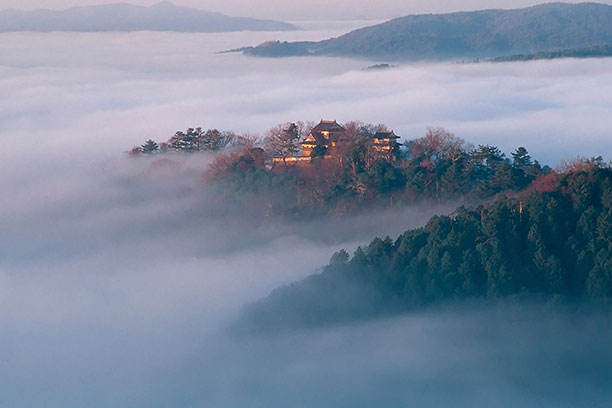 雲海の山城とジャパンレッドの町 伝統が息づく異世界へ